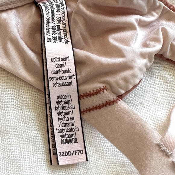 NWOT, Victoria’s Secret Bra, front close with criss cross back - Picture 5 of 5